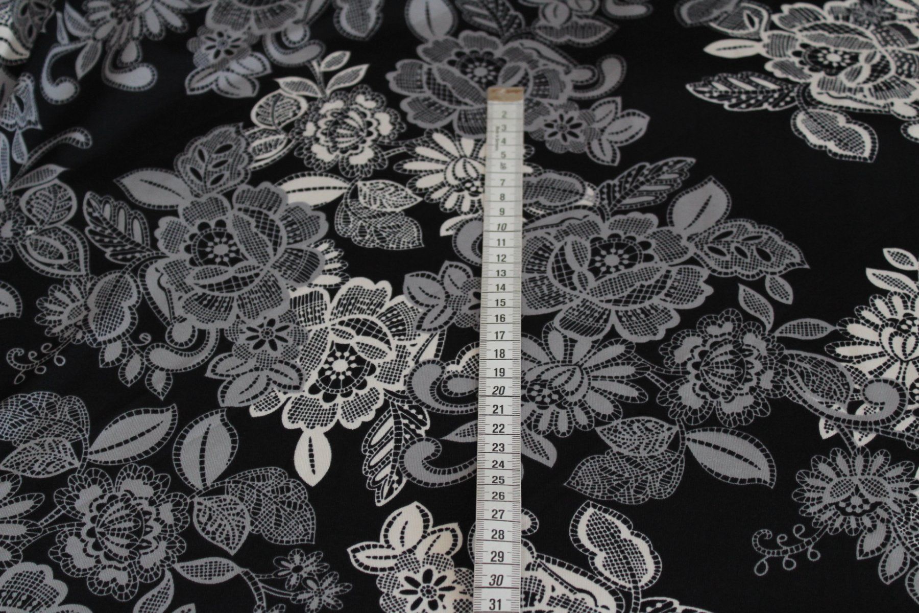 Tessuti: Stoff Jersey schwarz/Blumen – Nuovo (secondo la descrizione) da Obfelden venduto da solomon111 2