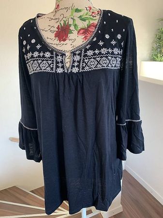 Bluse blau mit Stickerei Grösse M (40)