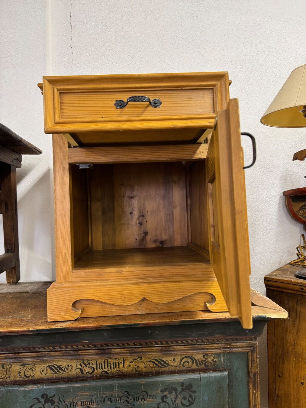 Comodini: Vintage Antique Side Table – Usato da Oeschseite venduto da -Luxury-On-Line- 1