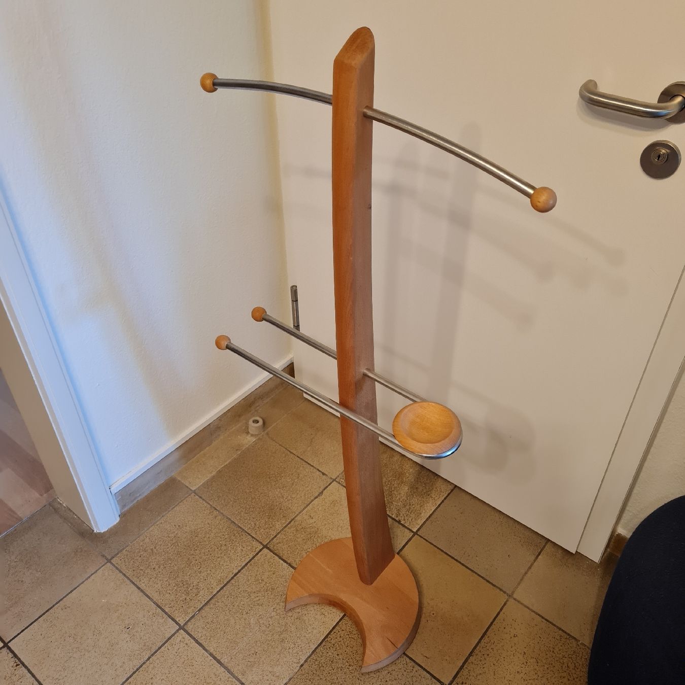 Garderobe: Stummer Diener Garderobenständer – Gebraucht aus Basel von Piscosour01