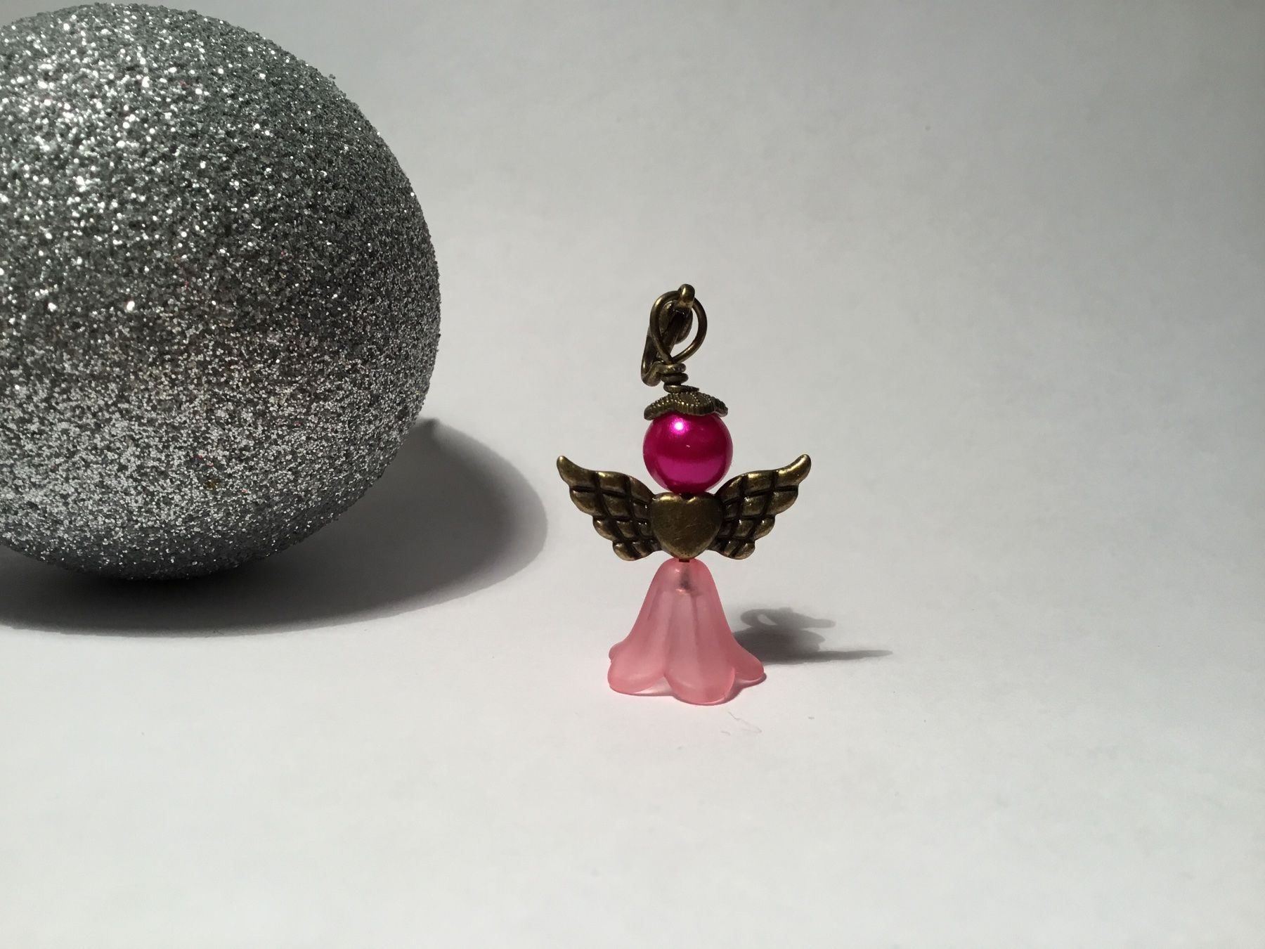 Ciondoli: Engel Anhänger Blumenrock bronze/pink – Usato da Winterthur venduto da Trinity159