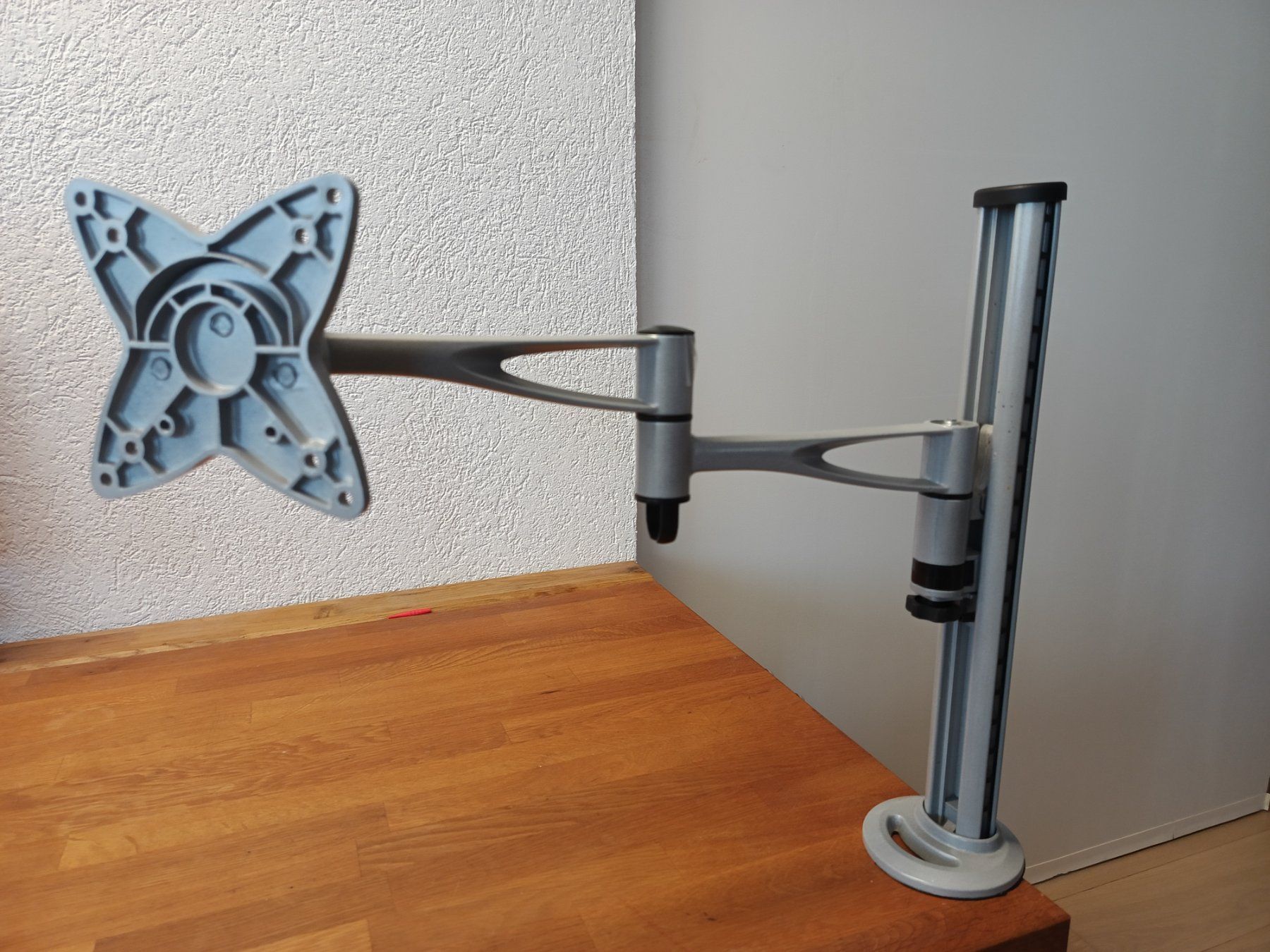 Staffa per monitor: Monitor Schwenkarm Halterung Tischhalterung – Usato da Muolen venduto da Brassmaster27
