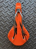 Syncros XM1.0 Sattel orange mit Carbon Streben