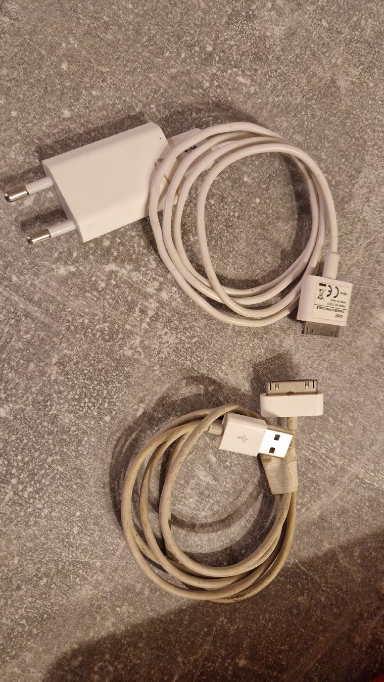 Apple Cavi: various original Apple cables, USB-C to USB adapter, Apple – Usato da Viganello venduto da valentina100 3