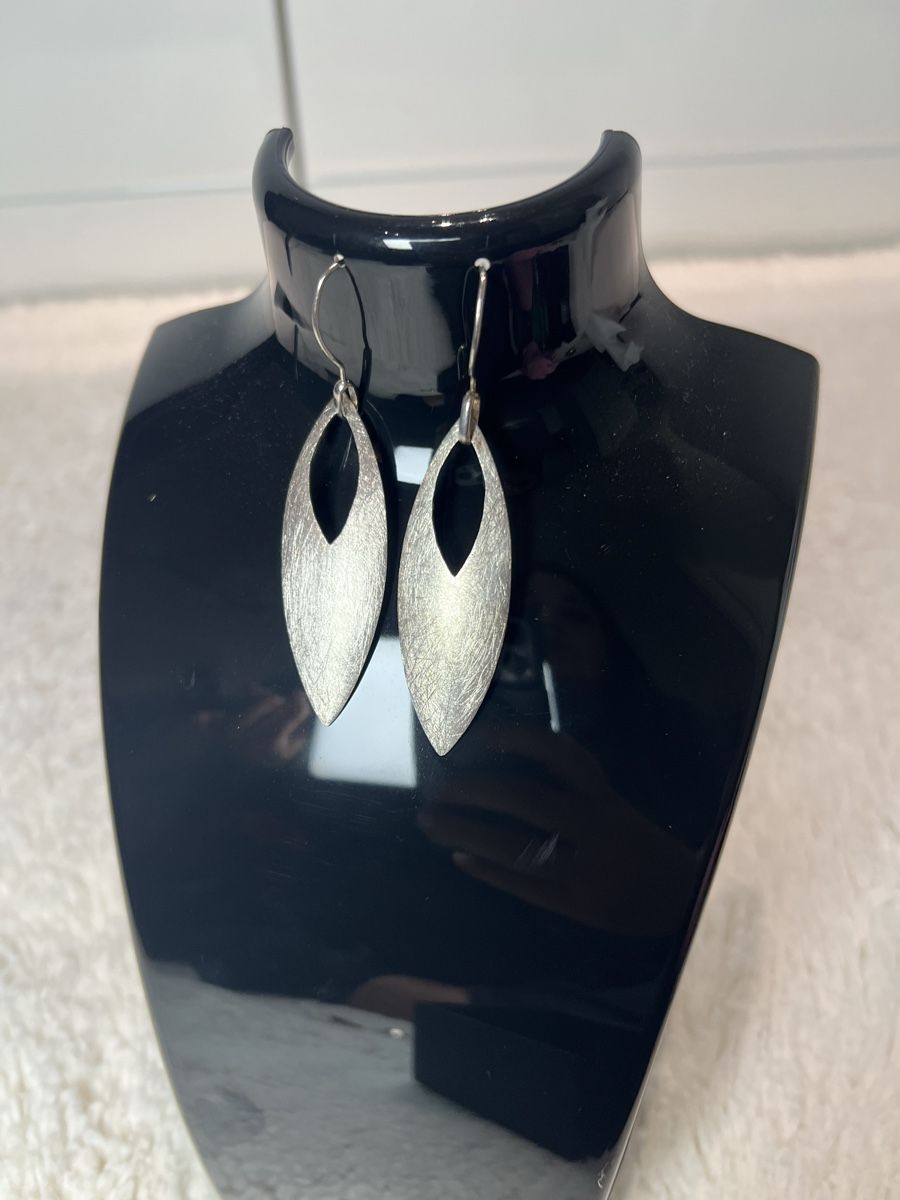 Ohrringe & -stecker: Boucles d'oreilles argentées modernes – Gebraucht aus Chenens von anasantos90 2