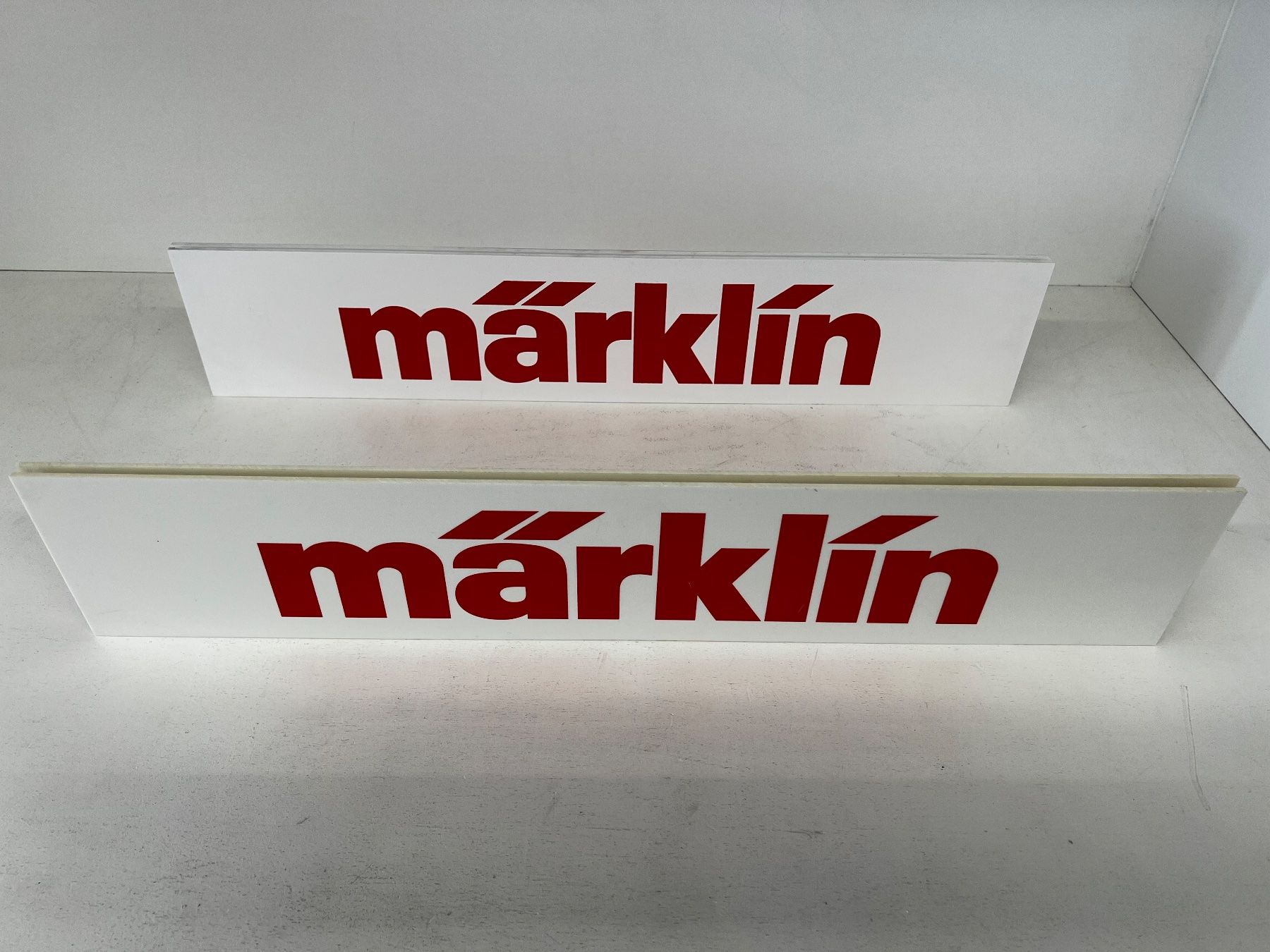 Märklin Modellini di ferrovie: Märklin Logos Schilder / 2 Stück / Logo – Usato da Büsserach venduto da ModellbahnDepot