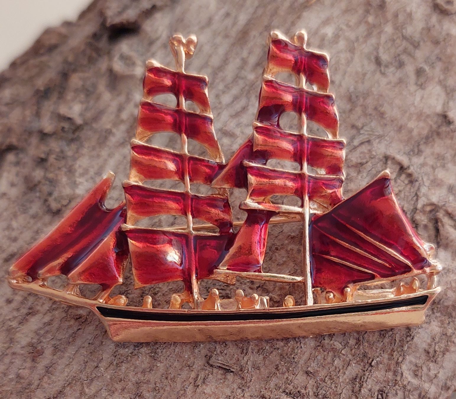 Spille & Fermagli: Rote Segelschiff Brosche – Nuovo (secondo la descrizione) da Oberwil BL venduto da Kukkaniitty