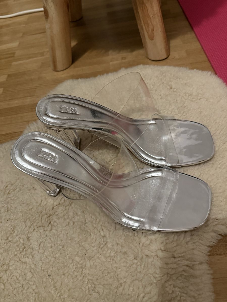 Zara Scarpe da donna: Zara Sandalen mit transparentem Absatz, Silber, Gr. 38 – Nuovo (secondo la descrizione) da Dübendorf venduto da alb_7rn8