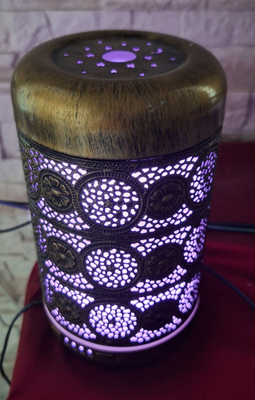 Duftöldiffusoren: Diffuseur d'arômes  avec lumières de différentes couleurs – Gebraucht aus Rickenbach b. Wil von joeletaxi1954 1