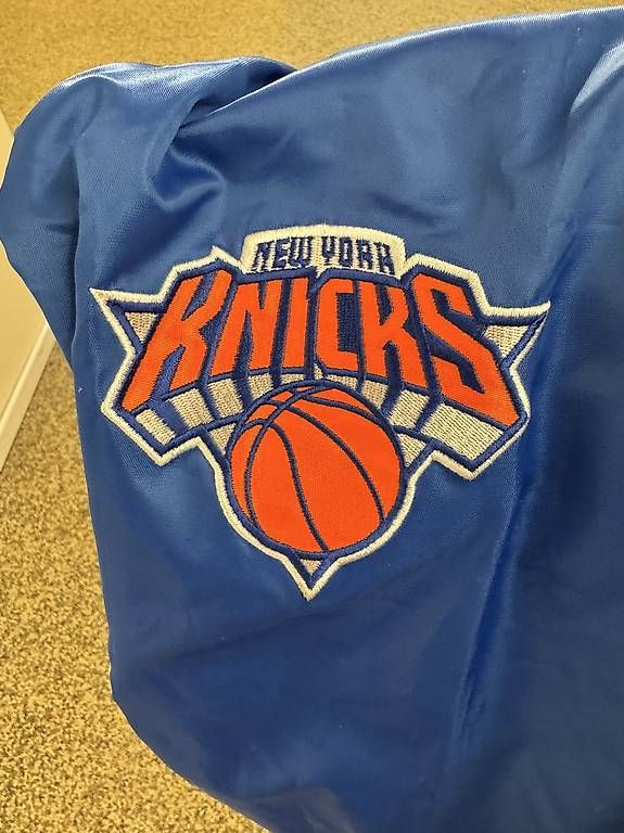 Jacken: New York Knicks Jacke von Starter – Gebraucht aus Basel von dyl_mz2m 1