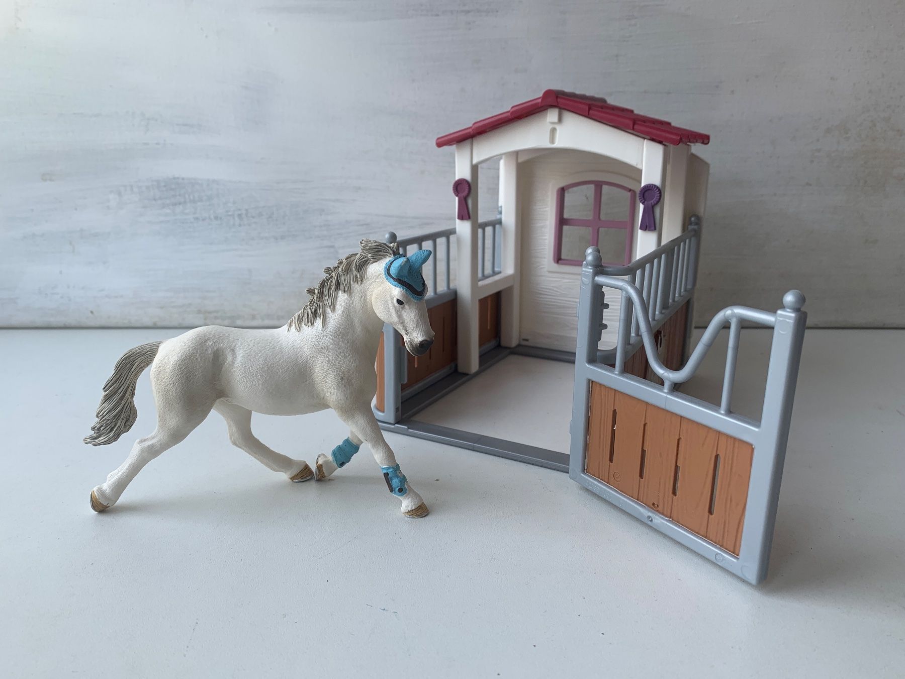 Schleich Giocattoli: Schleich Pferd Araber Schimmel Pferdebox Stall – Usato da Belp venduto da you-and-me 1
