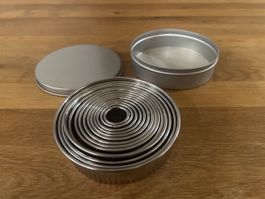 Ausstecher Set Wellenrand rund Metall 14 Stk mit Dose
