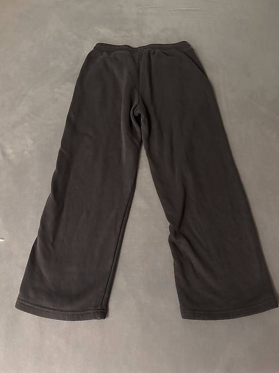 Pantalons: Schwarze Trainerhosen – D'occasion à Lenk im Simmental par niczbaeren 1