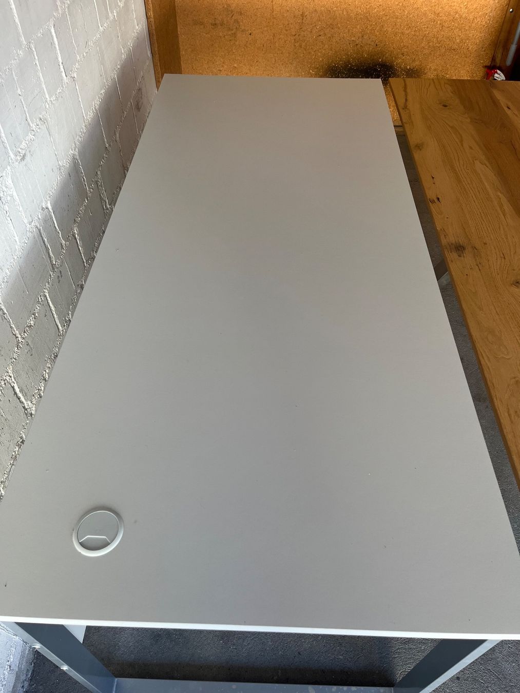 Scrivanie: Hellgrauer Büro Schreibtisch – Usato da Auenstein venduto da Profilerag
