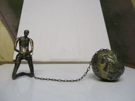 Bronze-Skulptur Mann an Kette mit Kugel Sisiphos Kunst arte