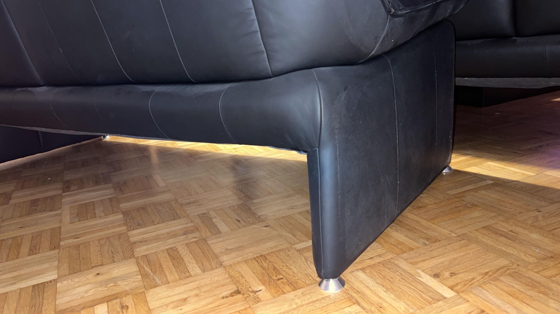Divani: Leder-Sitzgruppe schwarz – 2 Sofas + Sessel/Hocker – Usato da Gossau SG venduto da Lizenzmarkt 4