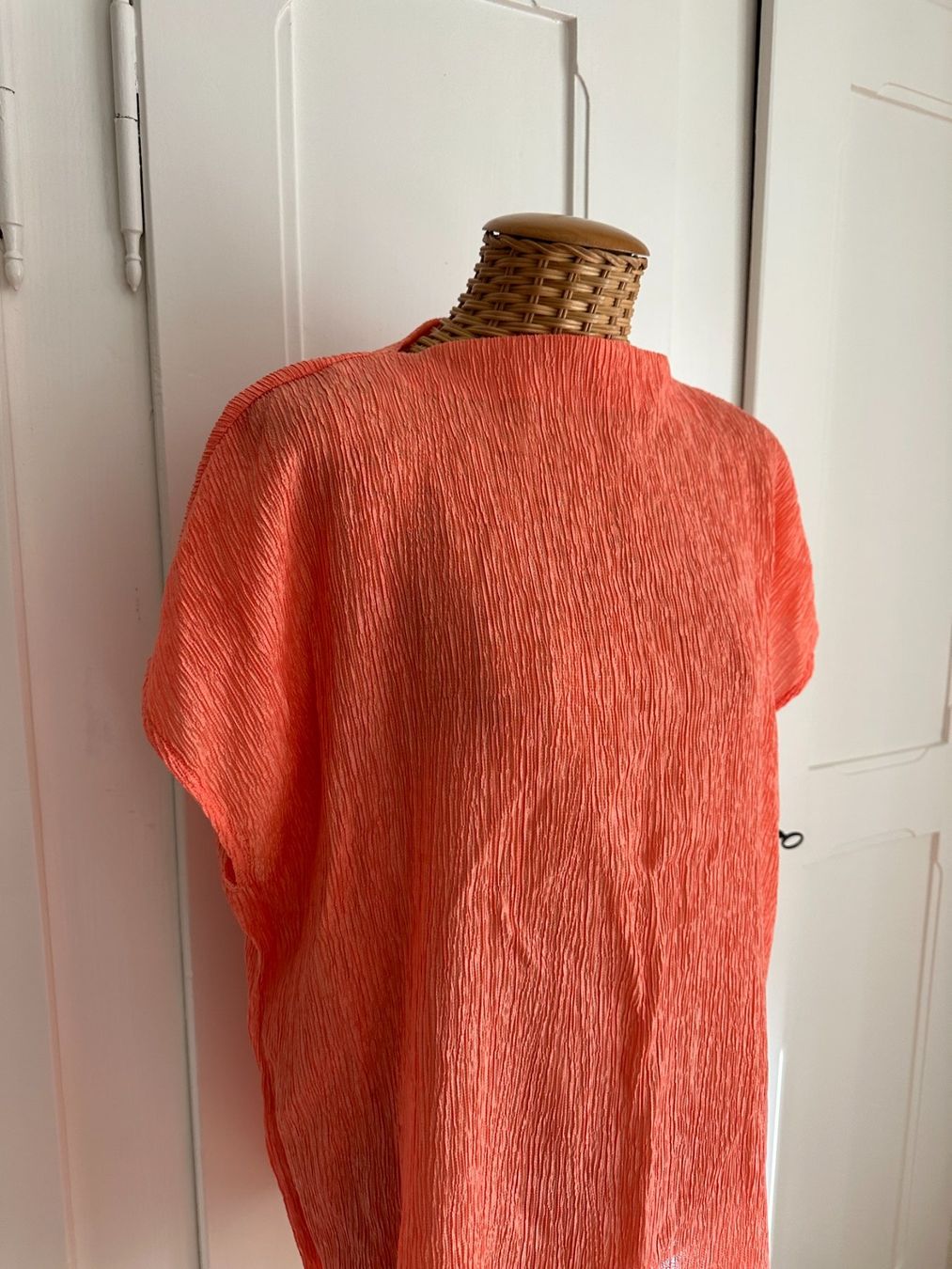 Cos Tuniken: COS - Oberteil apricot plissiert oversized S – Gebraucht aus Zürich von Diazaio 1