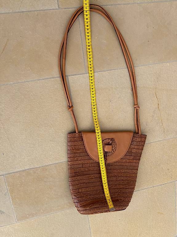 Borse da donna: Ledertasche, cognacfarbig/Beutelform mit langem Tragbändel – Usato da Dübendorf venduto da nerino03 1