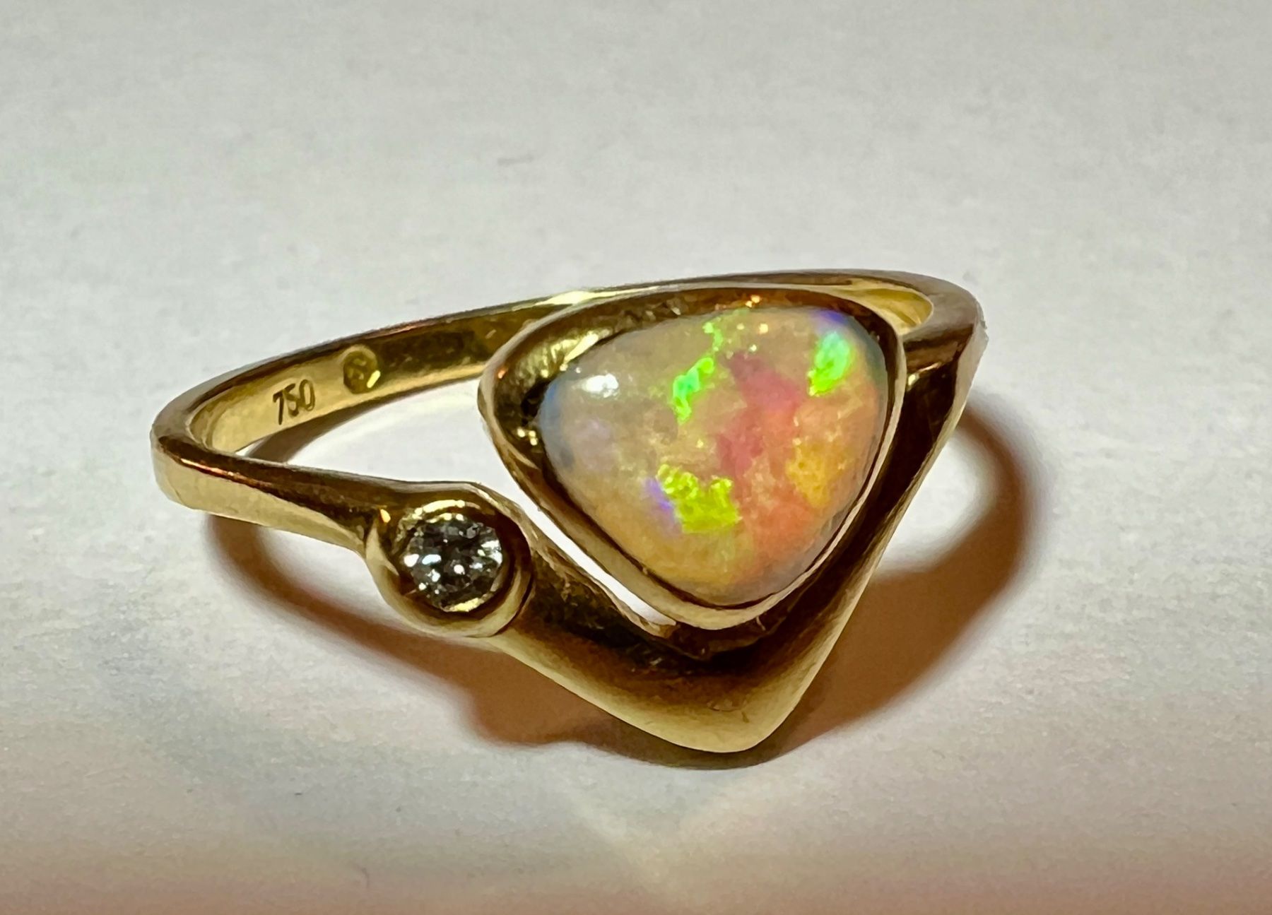 Anelli: Gold-Ring 18 K mit Opal und Brillant – Usato da Chur venduto da Penting1935