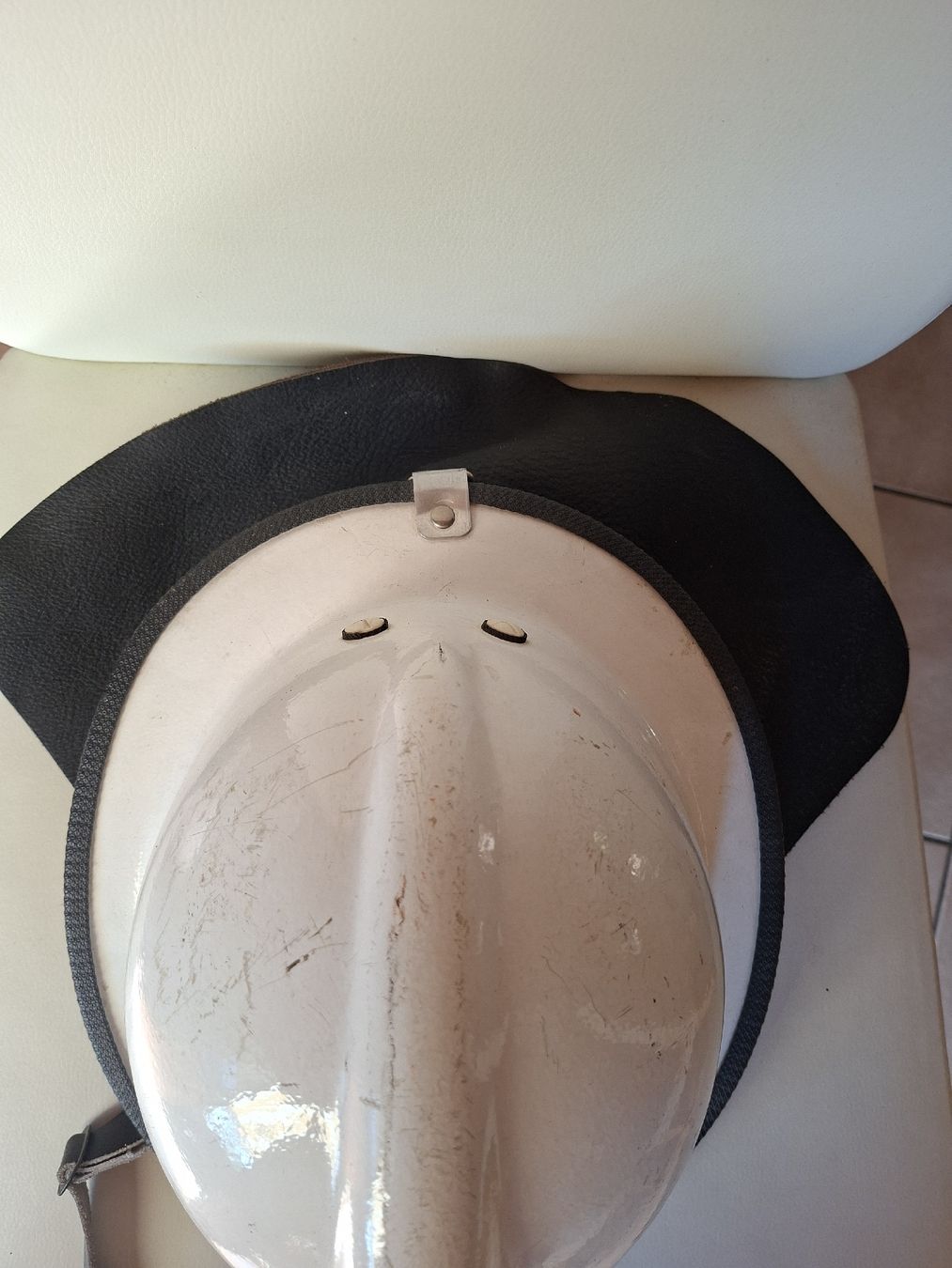 Feuerwehr: Alter Feuerwehrhelm mit Nackenschutz – Gebraucht aus Schwanden Sigrisw von pho_2mc9 1