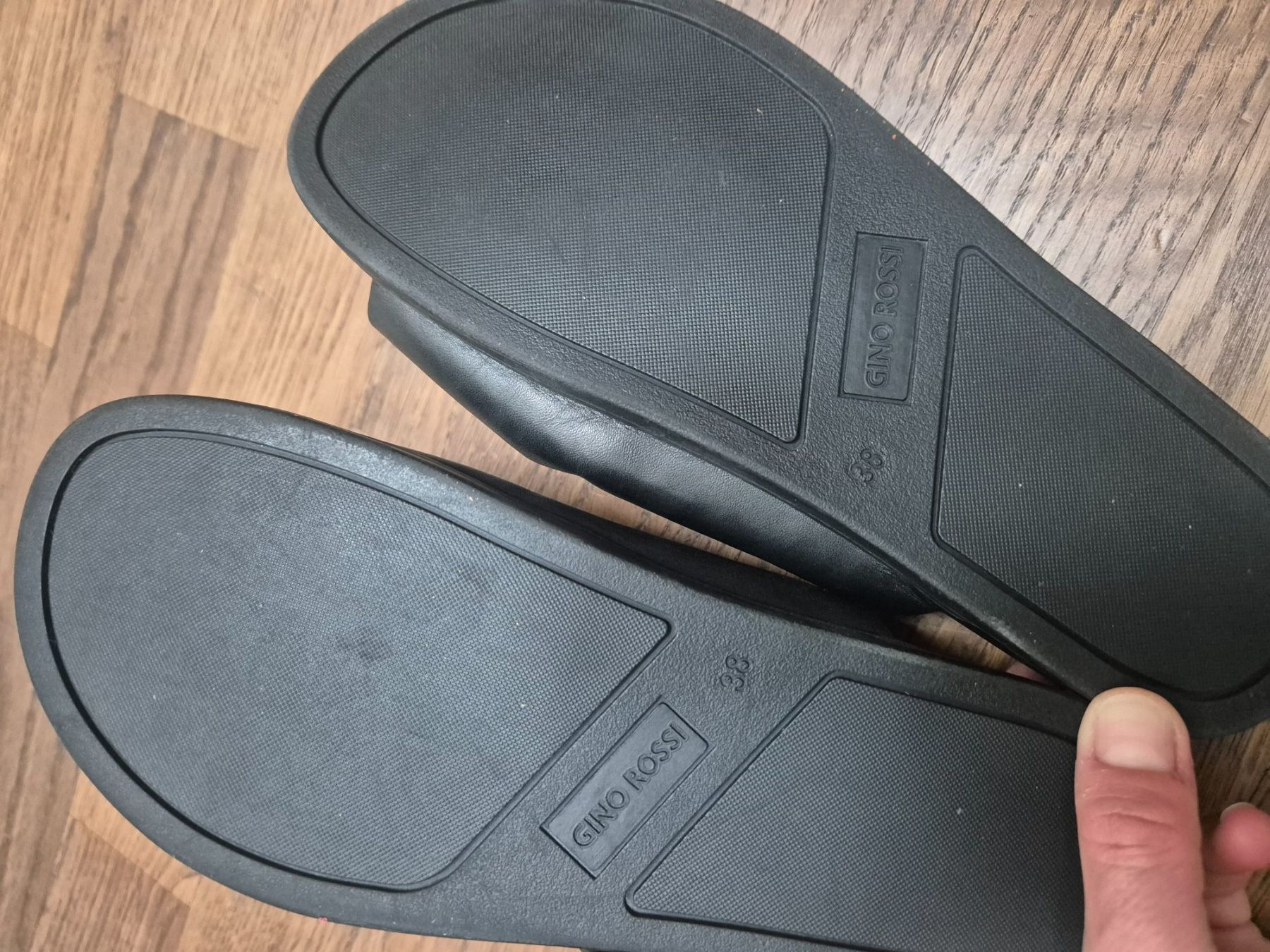 Scarpe da donna: Black Gino Rossi leather sandals size 38 – Usato da Zürich venduto da monadiederich 1