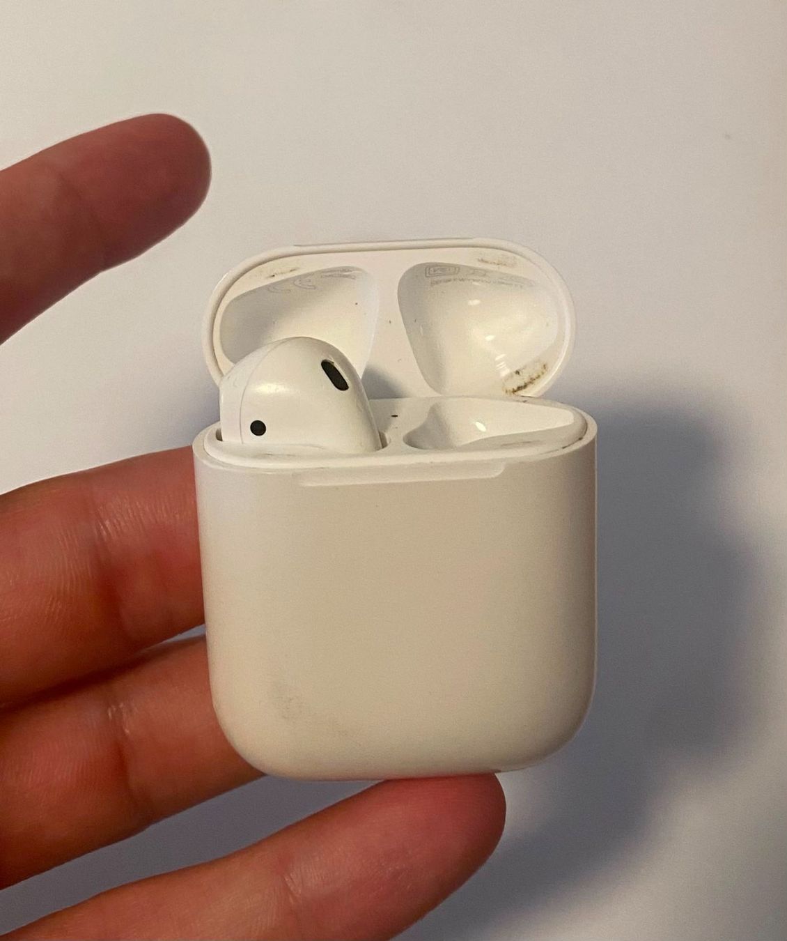 Apple Cuffie: Apple Airpods 2. Generation nur Links + Ladecase – Usato da Luzern venduto da yannick.w123 3