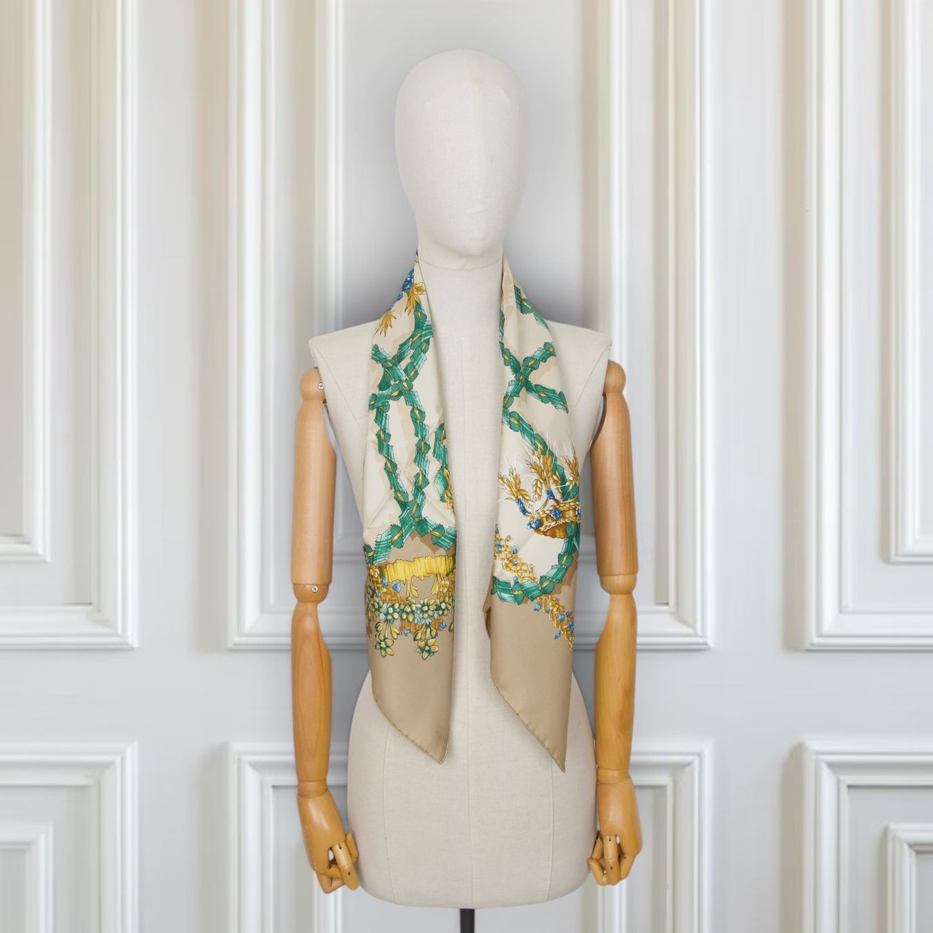 Hermès Foulard & Sciarpe: Hermès Carré "Le sacre du Printemps" beige – Usato da Binningen venduto da Designerlabels 3
