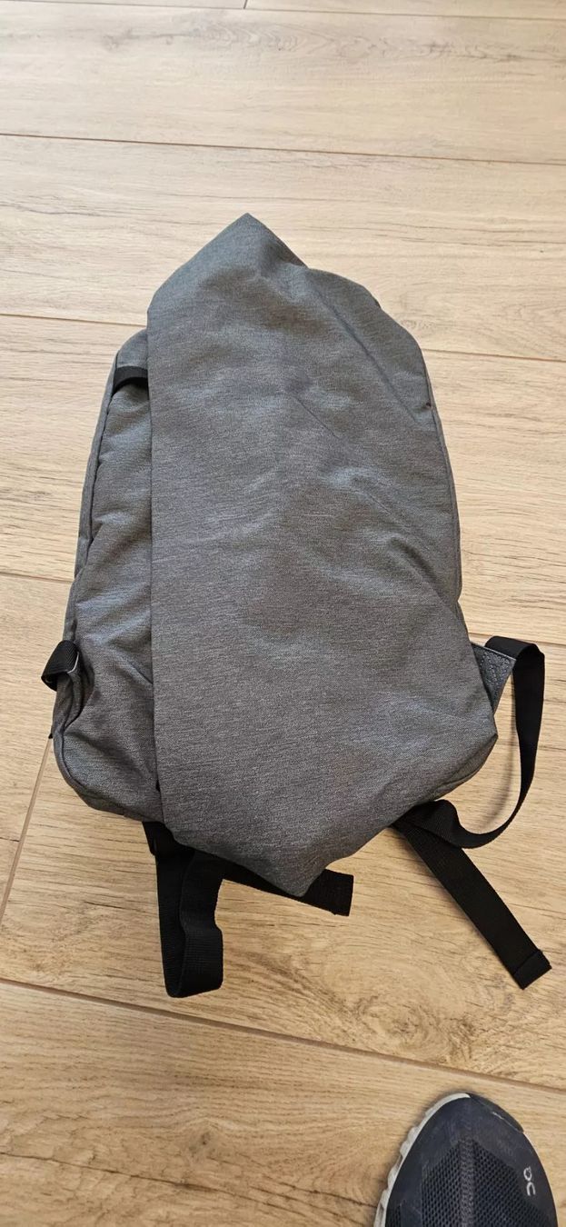 Zaini: Rucksack grau schlichtes Design neu – Nuovo (secondo la descrizione) da Menziken venduto da Luzerner1980
