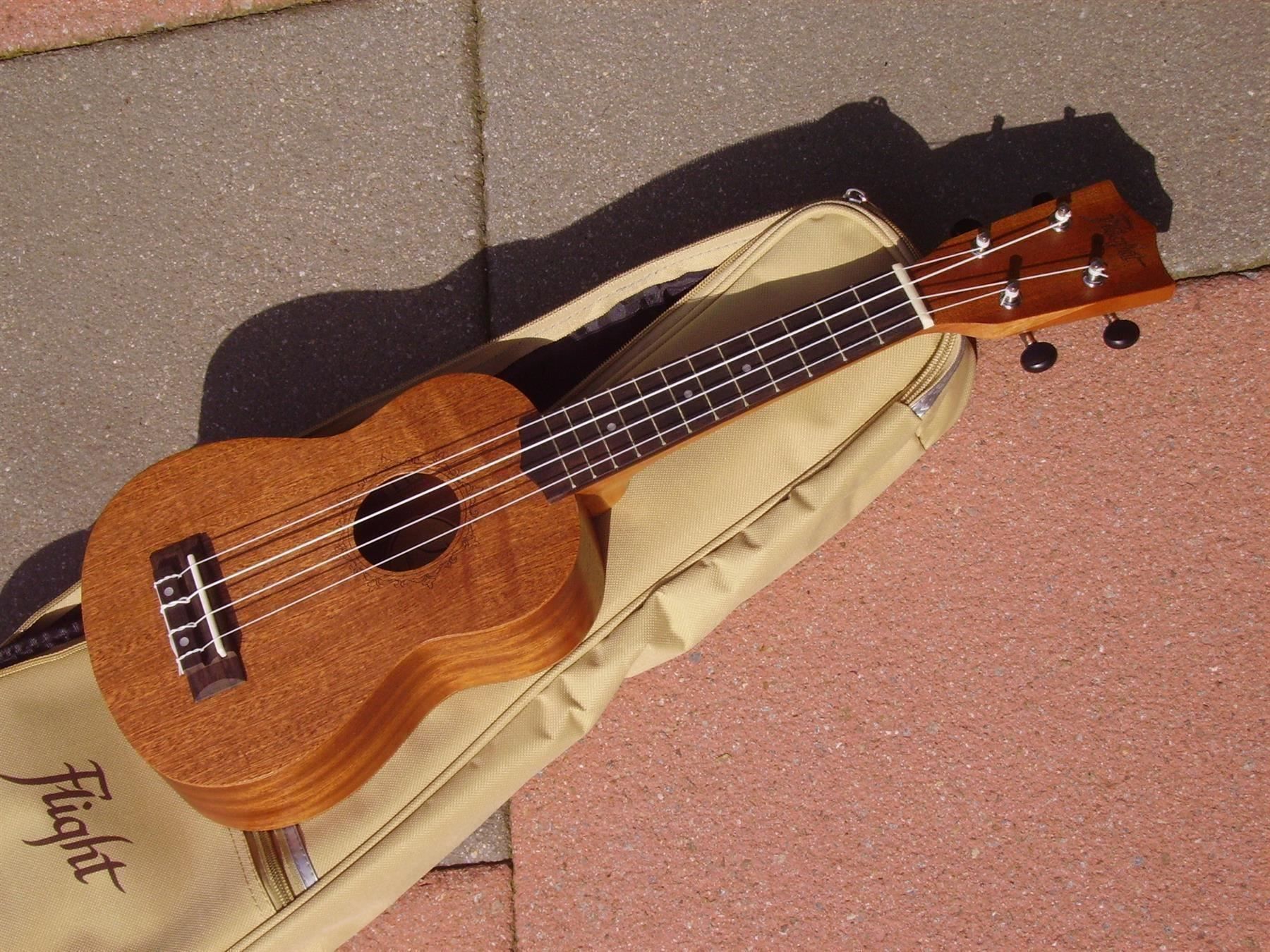 Strumenti musicali: Sopran-Ukulele FLIGHT  mit Etui NEUHEIT – Nuovo e nell'imballaggio originale da Wöschnau venduto da Musikhaus-Luethy5012