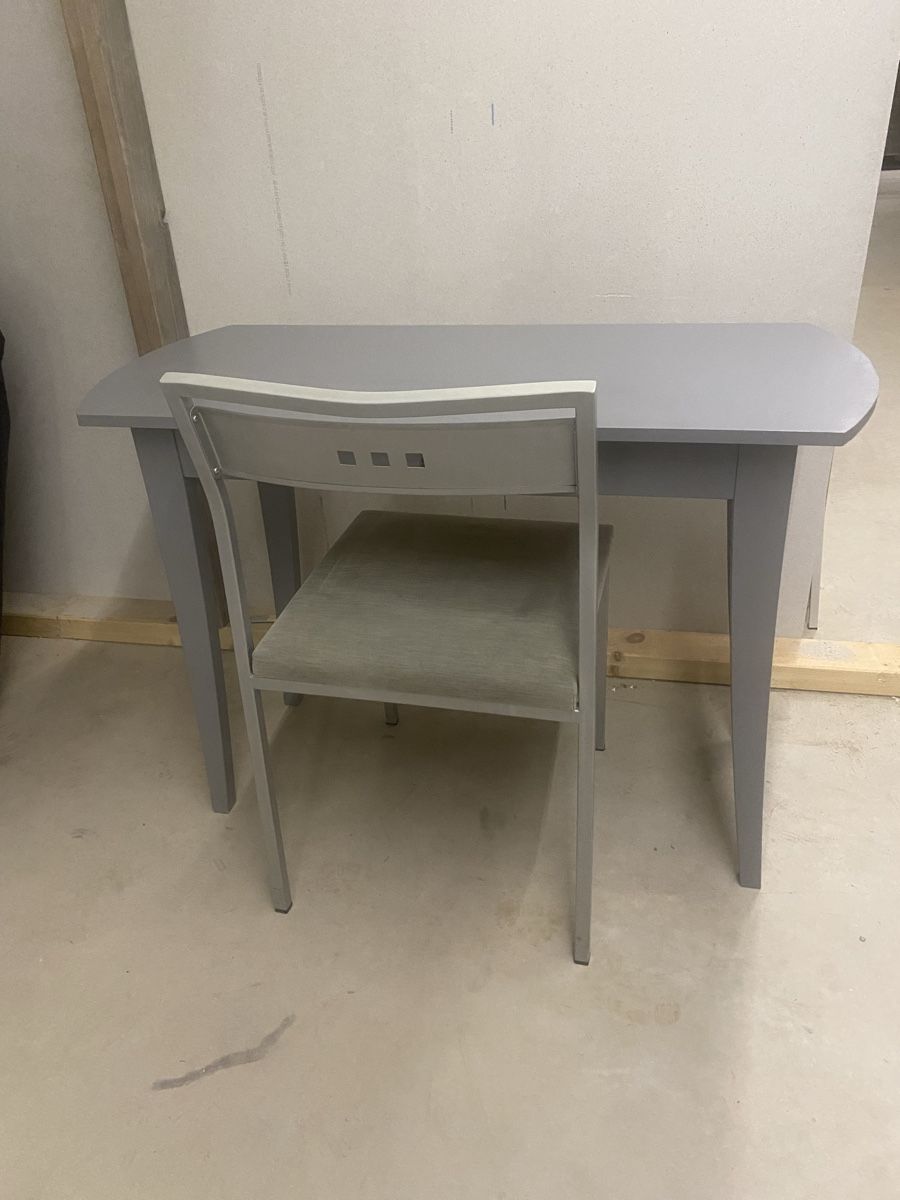 Tavoli: kl.Tisch mit Stuhl 106x46x75cm – Usato da Seewen SZ venduto da shaky01 1