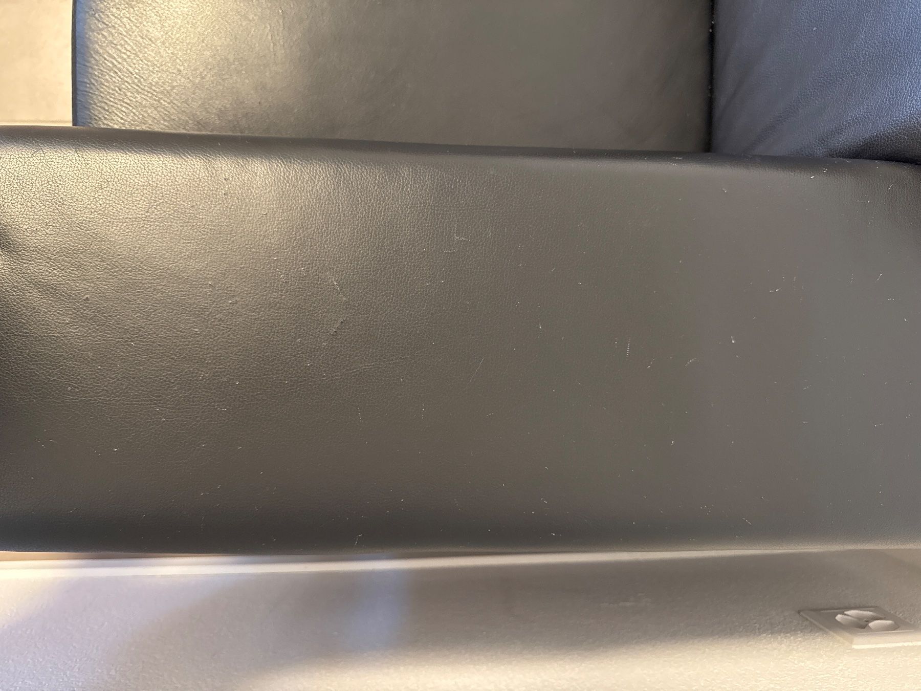 Interio Divani: Designer Sofa Echtleder schwarz – Usato da Zofingen venduto da reevb 1