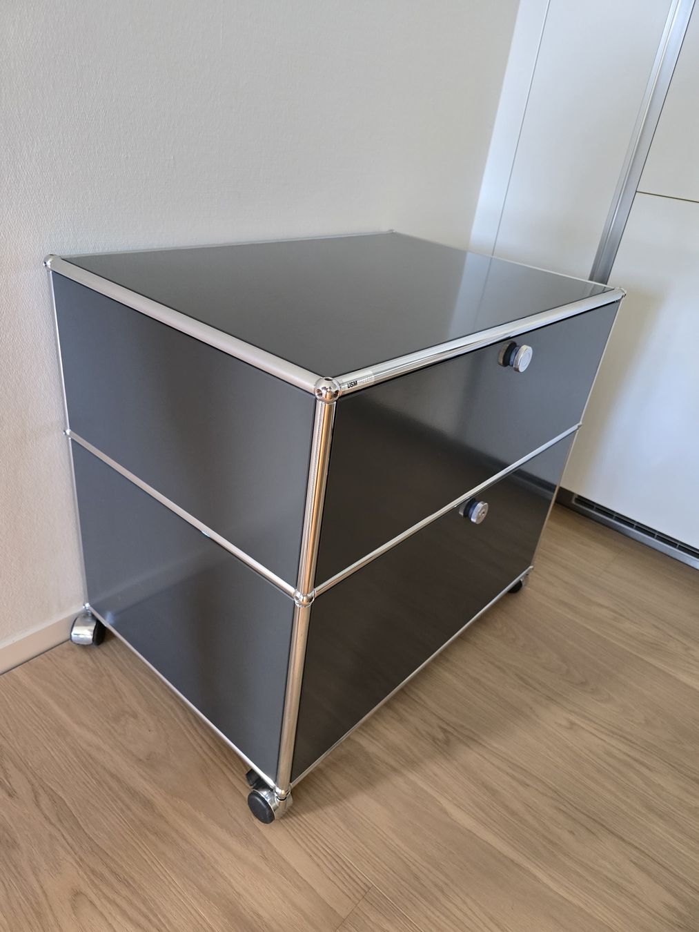 USM Scaffali: USM Haller Anthrazit mit Rollen – Usato da Basel venduto da caramello03 1