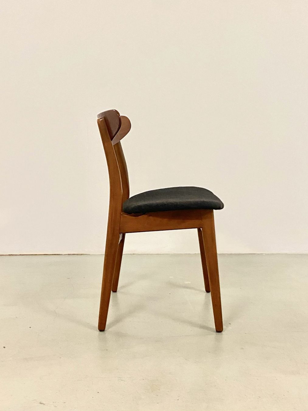 Poltrone: 4x Hans Wegner Stühle CH30 Denmark 60s – Usato da Basel venduto da MidMod20C 2