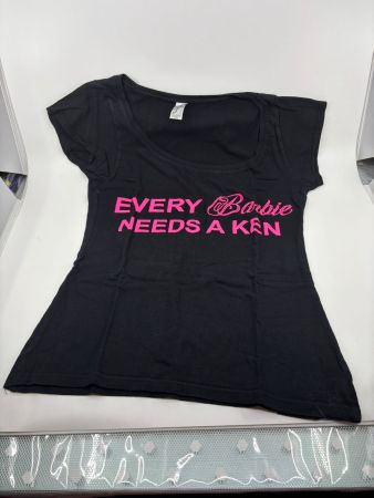 Schwarzes T-Shirt - Every Barbie needs a Ken Grösse M