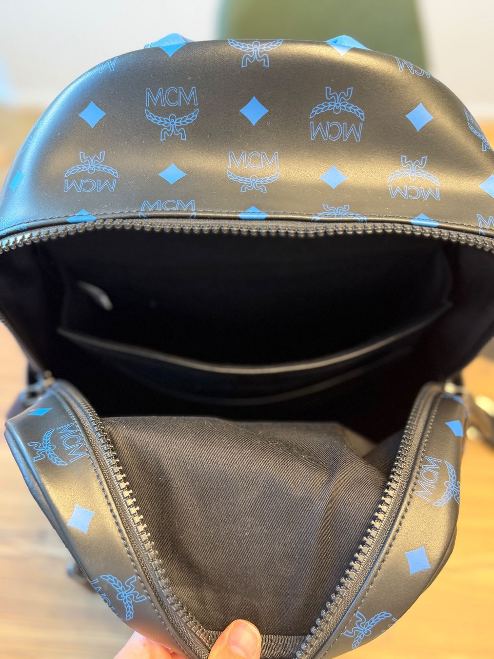 Mcm Rucksäcke: MCM Color Splash Logo Backpack Medium Black / Blue / Orange – Gebraucht aus Horgen von pam_l6cc 3