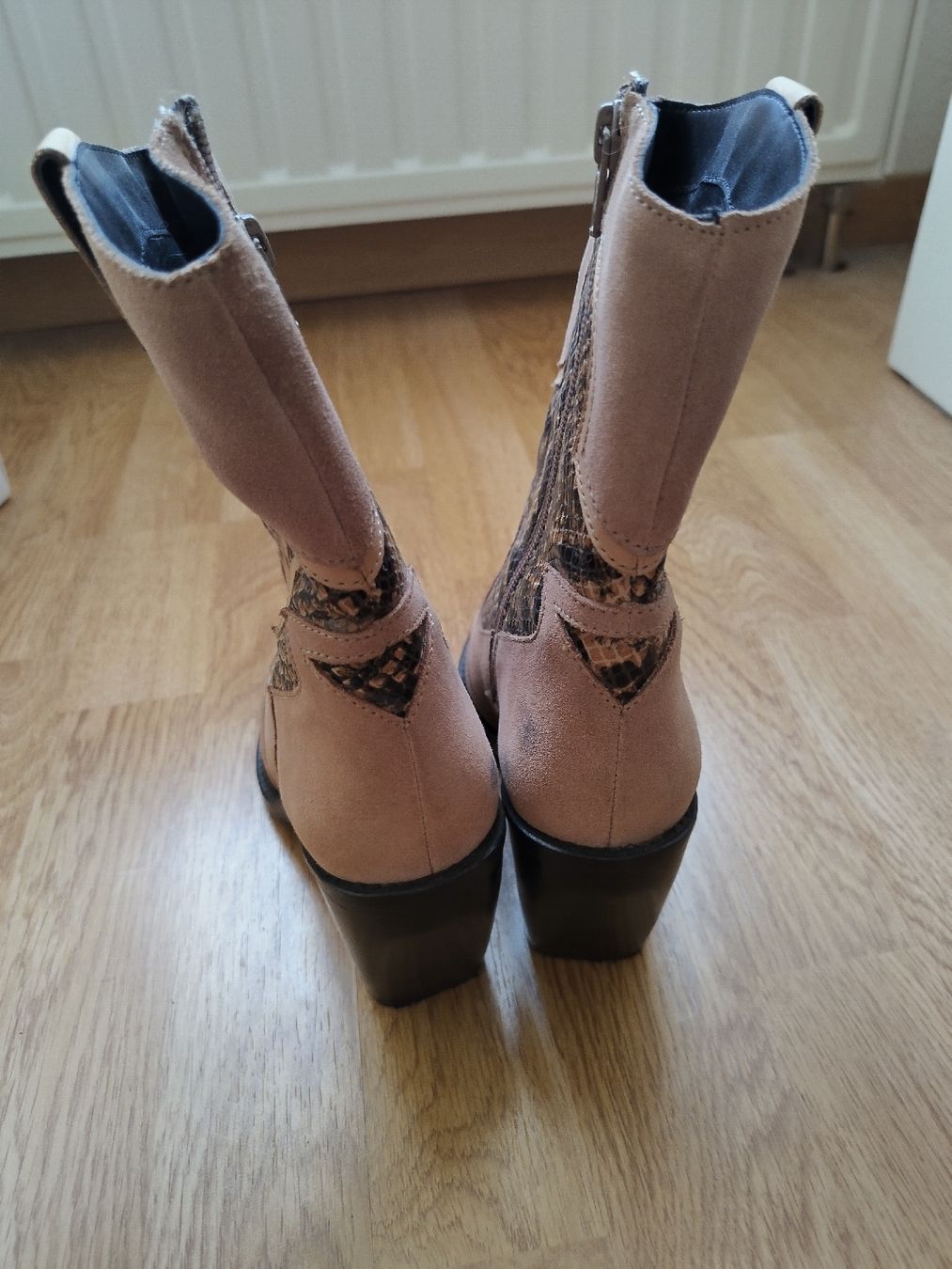 Chaussures femmes: Santiags Roses/beiges – D'occasion à Fleurier par Spoutnik47 4