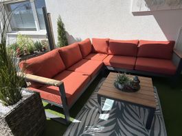 Gartenlounge mit Tisch, perfekt für Sommerabend