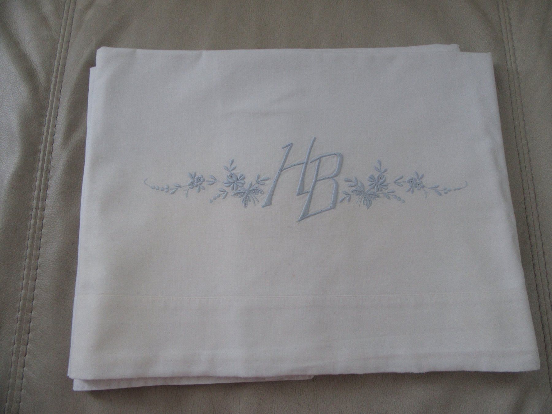 Biancheria da letto: Leintuch mit Stickerei u. Monogramm HB – Nuovo (secondo la descrizione) da Mels venduto da Sandylein