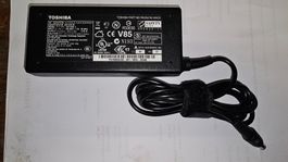 Toshiba Netzteil für Laptop Model ADP-90NB D
