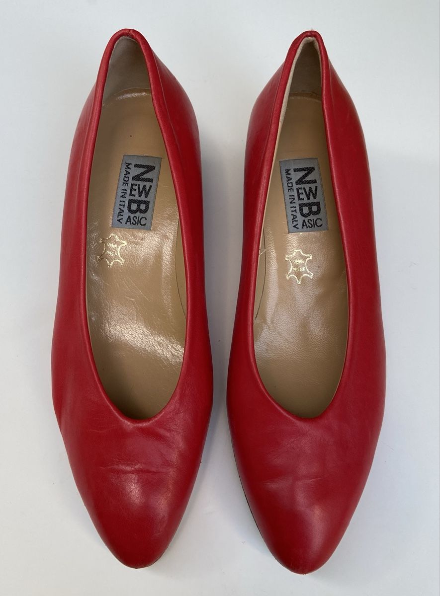 Scarpe da donna: NEW BASIC Pumps Leder rot Grösse 37,5 – Usato da Fislisbach venduto da KolibriSecondhand