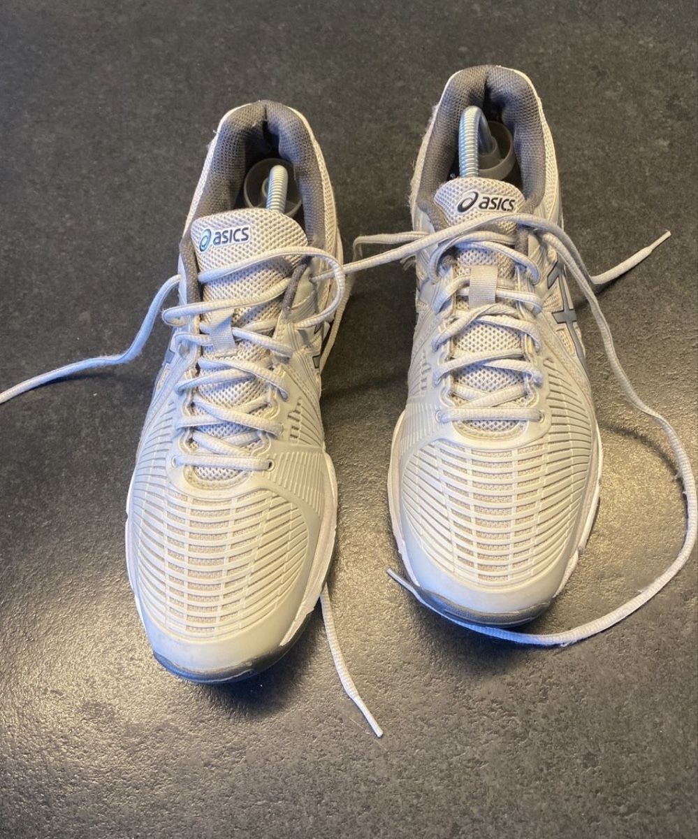 Asics Scarpe da donna: Asics Gel-Netburner Damen, Gr. 43 – Usato da Thalwil venduto da niina 1