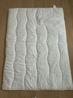 Couette bébé chaude et légère - En bon état!