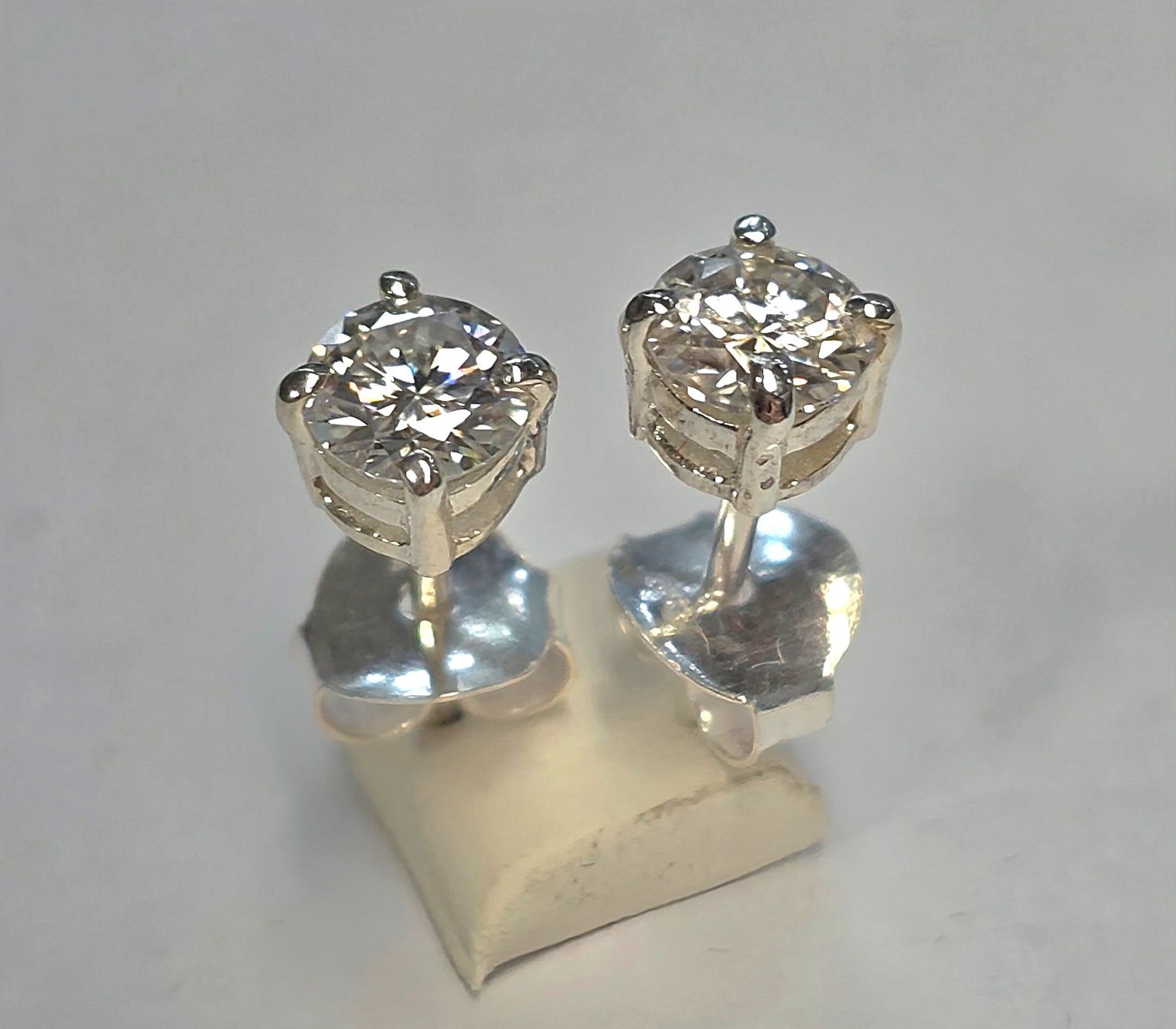 Boucles d'oreille: Diamant Ohrstecker – Neuf avec emballage d'origine à Zürich par ben_mn5h 8