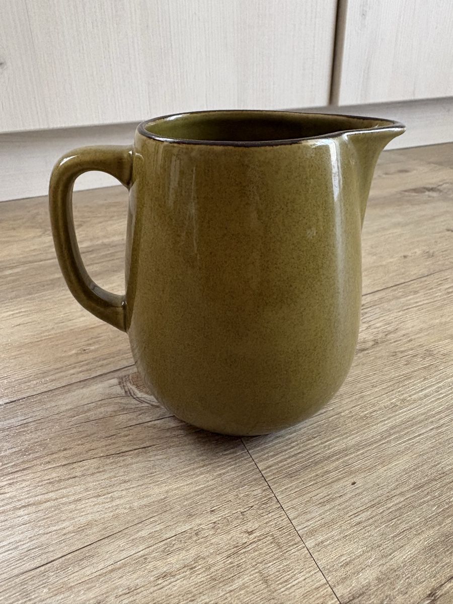 Rössler Caraffe: Pot- Pichet-  Krug Rössler - olivgrün 0.65L – Usato da Zweisimmen venduto da Domii