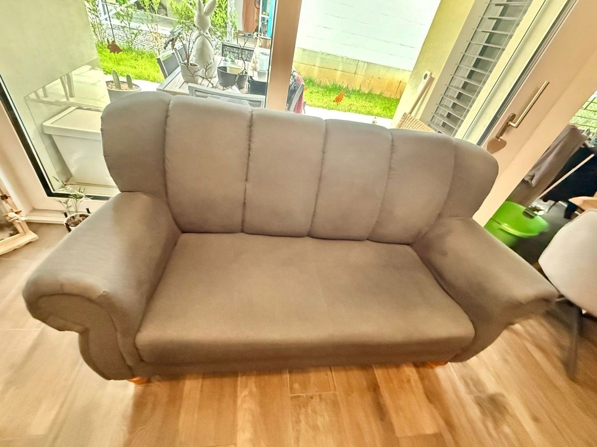 Divani: Sofa 2-Sitzer grau, gut erhalten, CHF 50,- – Usato da Hendschiken venduto da gfc_81 2