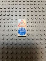 Lego Fliese 2x4 mit Warndreieck und Bauhelmmuster(87079pb040