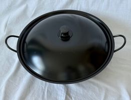 Grosser schwarzer Wok aus Gusseisen, mit passendem Deckel