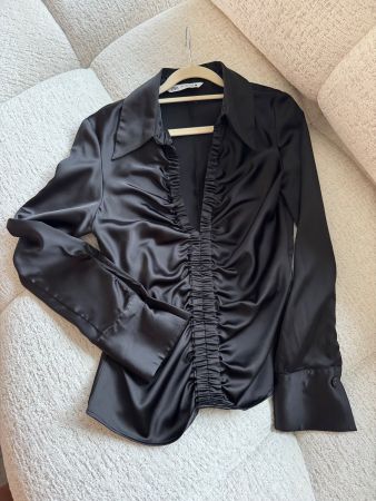 Zara Satinbluse mit Raffungen – Schwarz ✨