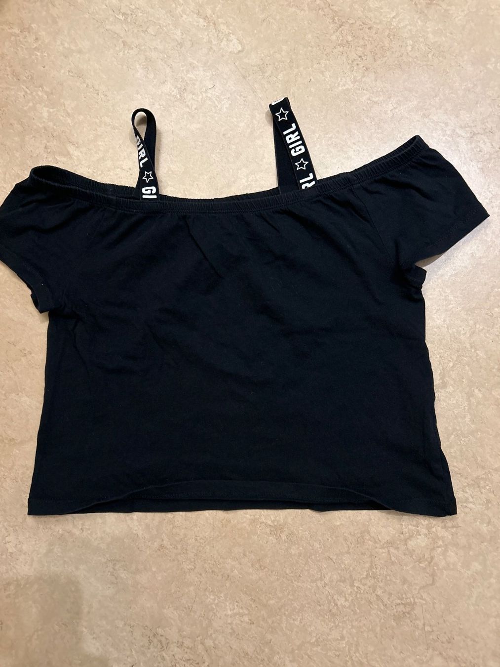 Blusen, T-Shirts & Tops: Schwarzes Mädchen Top Gr. 146-152 Offshoulder – Gebraucht aus Guntershausen von Gloominati 1