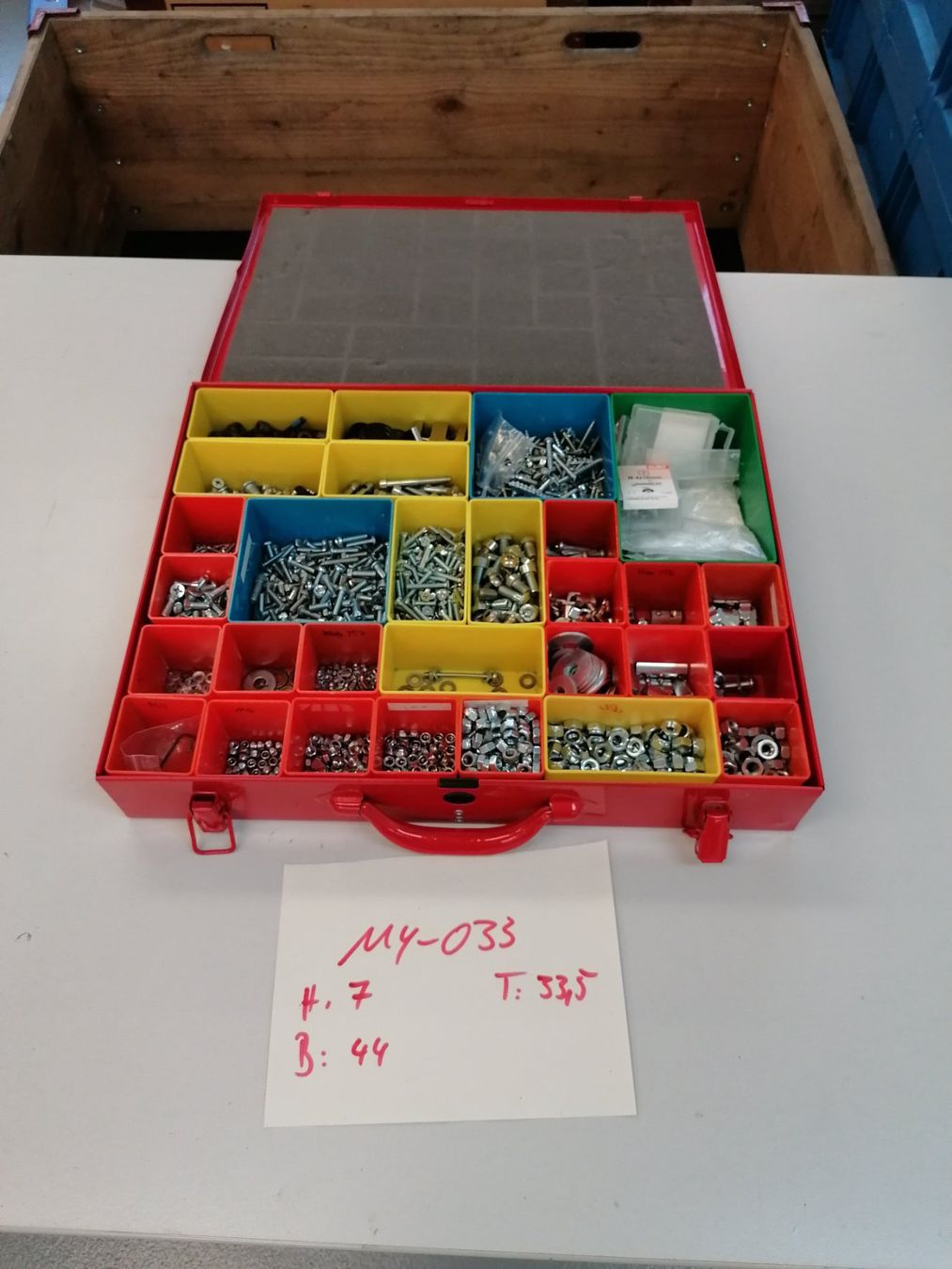 Tutti gli attrezzi: Konvolut Metallware Schrauben Muttern M3-M6+ – Usato da Diessenhofen venduto da Osio